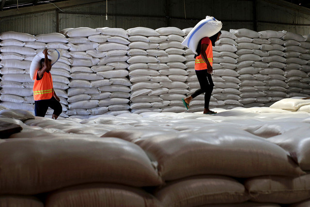 Pekerja mengangkut karung berisi beras di gudang penyimpanan Perum Bulog Kanwil Aceh, desa Siron, Kabupaten Aceh Besar, Aceh, Senin (29/12/2025). Foto: ANTARA FOTO/Ampelsa