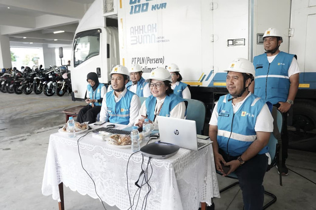 General Manager PLN UID Kalimantan Barat, Maria G.I. Gunawan (kedua dari kiri) bersama Tim Siaga PLN mengikuti kegiatan Apel Siaga Natal 2025 secara daring yang diselenggarakan oleh PLN Pusat di Gereja Katedral Santo Yosef Pontianak. Foto: Dok. PLN UID Kalbar