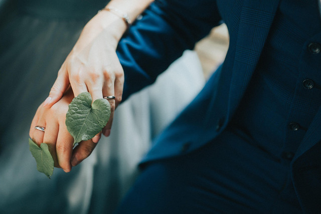 Mempelai berpegangan tangan saat menikah. Foto: Pixabay