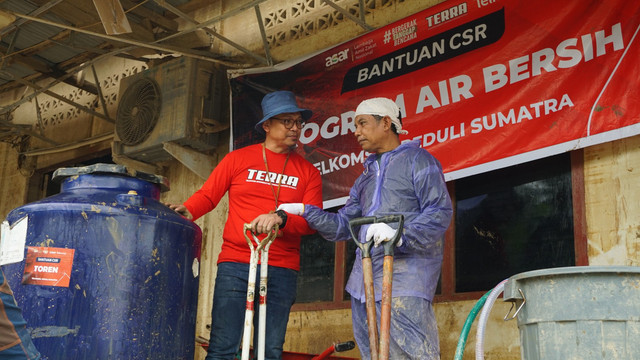 Telkomsel menghadirkan program Air Bersih serta Dapur Umum bagi masyarakat Desa Menang Gini, Kecamatan Karang Baru, Kabupaten Aceh Tamiang. Foto: Dok. Telkomsel