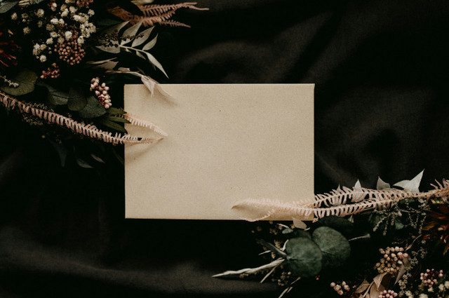 Ilustrasi Contoh Undangan Malam Tahun Baru 2026, Unsplash/Annie Spratt