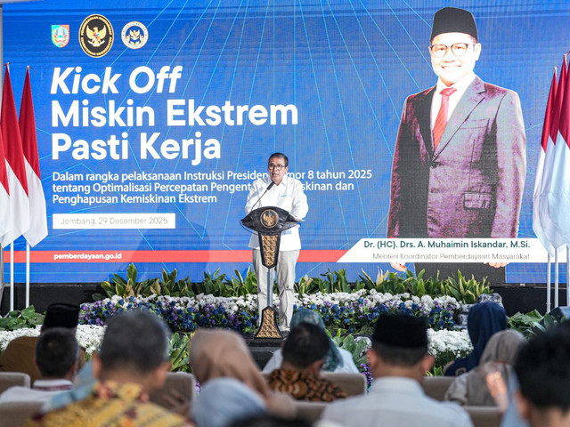 Deputi Bidang Koordinasi Peningkatan Kesejahteraan Sosial Nunung Nuryartono di Kick Off Piloting program Miskin Ekstrem Pasti Kerja di Dapur SPPG Desa Badang, Kabupaten Jombang, Jawa Timur, Senin (29/12/2025). Foto: Kemenko PM