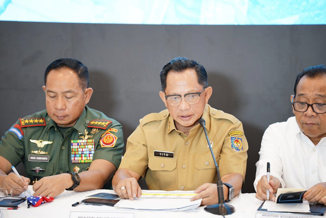 Mendagri Tito Karnavian menghadiri Konferensi Pers Pemulihan dan Rencana Strategis Pascabencana Jelang Akhir Tahun di Posko Terpadu Lanud Halim Perdanakusuma, Jakarta, Senin (29/12/2025). Foto: Kemendagri RI