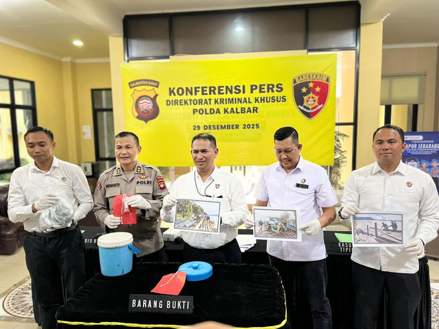 Polisi menunjukkan barang bukti. Foto: Ade Mirza/Hi!Pontianak