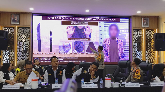 Konferensi pers anak di Medan bunuh ibunya, Senin (29/12/2025). Foto: Amar Marpaung/kumparan