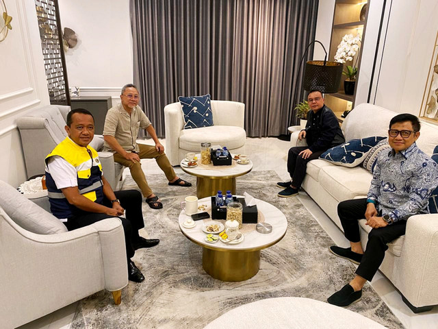 Silaturahmi Ketua Harian DPP Partai Gerindra Sufmi Dasco Ahmad, Ketua Umum PAN Zulkifli Hasan, dan Ketua Umum PKB Abdul Muhaimin Iskandar di kediaman Ketua Umum Partai Golkar Bahlil Lahadalia di Widya Chandra pada Minggu (28/12/2025). Foto: Dok. Istimewa