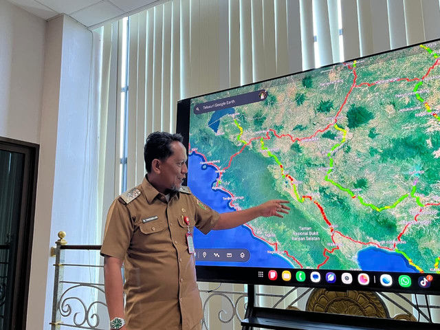Kepala Dinas Bina Marga dan Bina Konstruksi (BMBK) Provinsi Lampung M. Taufiqullah saat menjelaskan rencana perbaikan jalan di Suoh, Lampung Barat | Foto : Eka Febriani/ Lampung Geh