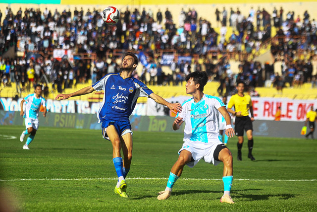 Pesepak PSIM Yogyakarta Nermin Haljeta (kiri) berebut bola dengan pesepak bola PSBS Biak Myeonghyeon Hwang (kanan) pada Laga BRI Super League 2025-26 di Stadion Sultan Agung, Bantul, D.I Yogyakarta, Senin (29/12/2025). Foto: ANTARA FOTO/Kala