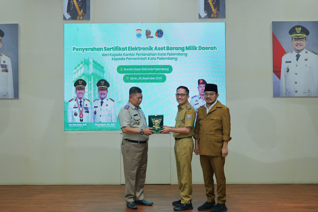 Wali Kota Palembang, Ratu Dewa, saat menerima 30 sertifikat elektronik Aset Barang Milik Daerah/ist. 