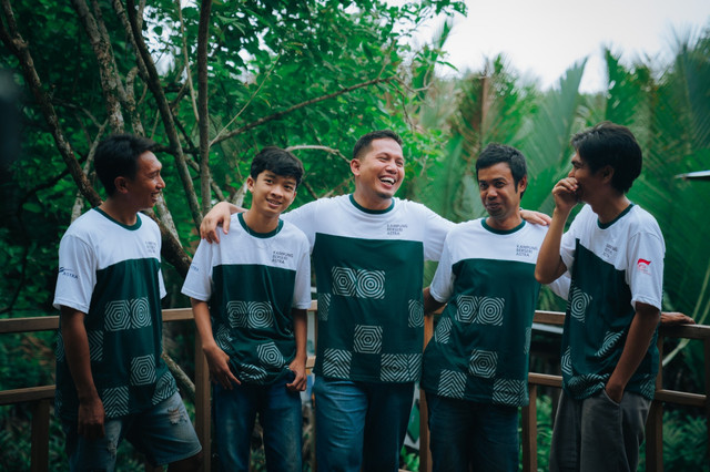 Tokoh Penggerak Kampung Berseri Astra Rammang-Rammang, Zainal Abidin (tengah), bersama masyarakat dalam upaya menjaga kawasan karst Rammang-Rammang sekaligus mendorong lingkungan desa wisata yang bersih, sehat, dan berkelanjutan. Foto: dok. Astra