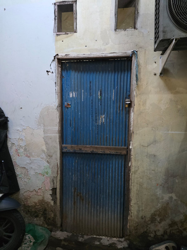 Kondisi rumah kos seorang anak balita perempuan di Kota Makassar, Sulawesi Selatan, yang diduga ditinggal sendiri orang tuanya di kamar kos dalam keadaan terkunci. Foto: kumparan