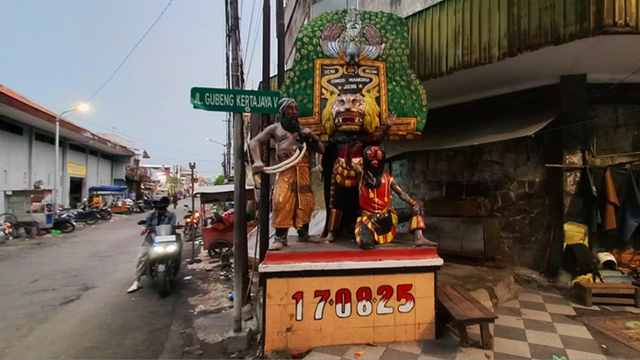 Patung Reyog Singo Mangkujoyo yang berdiri di kawasan Gang Reyog, Gubeng Kertajaya, Surabaya, menjadi penanda identitas kampung sekaligus simbol keberadaan kesenian reyog di tengah ruang kota metropolitan. (Dokumentasi pribadi, 2025)