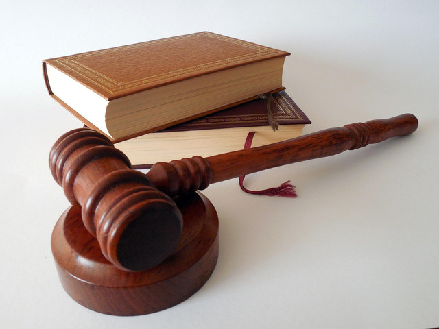Kitab hukum dan palu. Foto: Pixabay