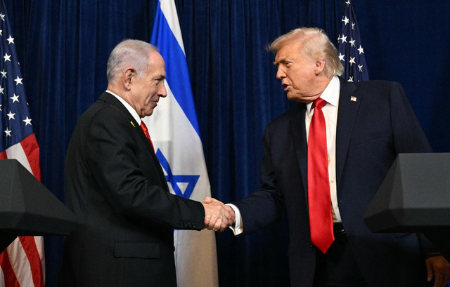 Presiden AS Donald Trump berjabat tangan dengan PM Israel Benjamin Netanyahu saat konferensi pers di klub Mar-a-Lago miliknya pada 29 Desember 2025 di Palm Beach, Florida. Foto: Joe Raedle/Getty Images/AFP