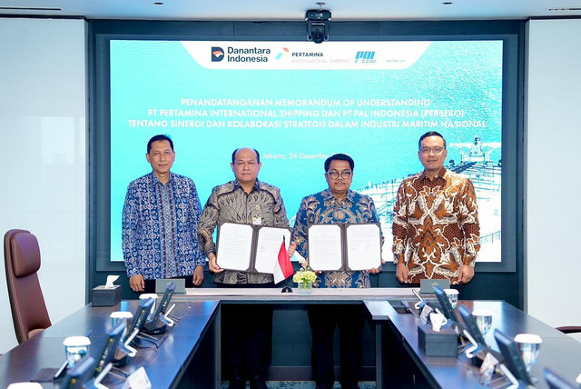 Direktur Utama Pertamina International Shipping (PIS), Surya Tri Harto (kedua dari kanan) dan CEO PT PAL Indonesia, Kaharuddin Djenod (kedua dari kiri) menandatangani nota kesepahaman kerja sama strategis industri maritim nasional yang disaksikan Direktur Utama Pertamina, Simon Alyosius Mantiri di Jakarta, Rabu (24/12). Foto: Dok. Pertamina
