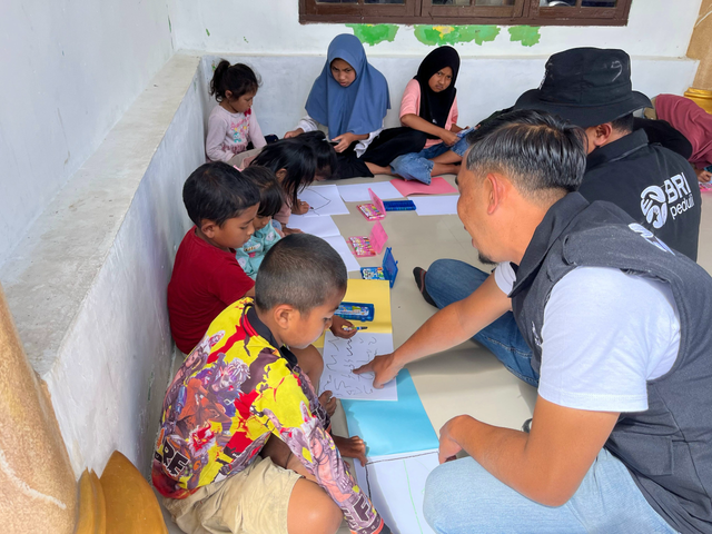 BRI Peduli gelar program Trauma Healing ke sejumlah anak-anak terdampak bencana di Aceh, Sumatera Utara, dan Sumatera Barat. Foto: Dok. BRI