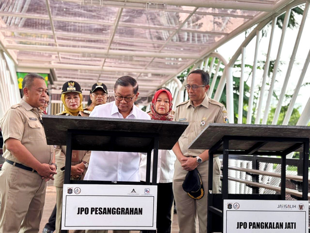 Gubernur DKI Jakarta Pramono Anung resmikan Jembatan Penyeberangan Orang (JPO) Pesanggrahan, Jakarta Barat dan JPO Pangkalan Jati, Jakarta Timur pada Selasa (30/12/2025). Foto: Amira Nada/kumparan