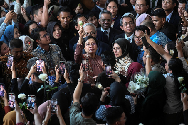 Mantan Menteri Keuangan Sri Mulyani Indrawati (tengah) menerima bunga mawar putih dari pegawai Kemenkeu usai serah terima jabatan Menteri Keuangan di Kemenkeu, Jakarta, Selasa (9/9/2025). Foto: Hafidz Mubarak A/ ANTARA FOTO