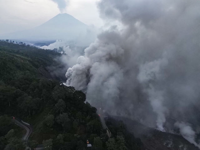 Foto udara asap letusan sekunder di Kecamatan Candipuro, Lumajang, Jawa Timur, Jumat (21/11/2025). Foto: Irfan Sumanjaya/ANTARA FOTO