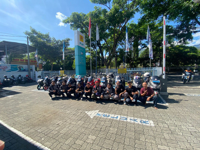 Agus bersama Polytron EV Rider (PEVR) dalam perjalanan touring Jakarta-Mandalika. Foto: Dok. Agus Santosa