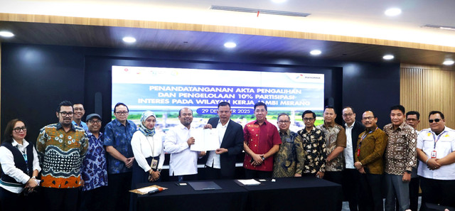 Penandatanganan perjanjian pengalihan Participating Interest 10 persen Wilayah Kerja (WK) Jambi Merang kepada PT Sumsel Energi Merang, Senin (29/12/2025). Foto: dok. PHE Jambi Merang