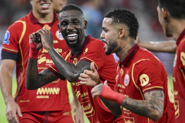Pemain Persija Jakarta Allano Brendon De Souza Lima berselebrasi bersama rekan setimnya usai mencetak gol ke gawang Bhayangkara Presisi Lampung FC saat pertandingan BRI Super League di Stadion Utama Gelora Bung Karno, Jakarta, Senin (29/11/2025). Foto: Bayu Pratama S/ANTARA FOTO