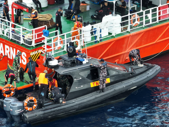 Tim SAR Gabungan saat mengevakuasi satu korban tewas tenggelamnya KM Putri Sakinah.  Foto: Dok. Istimewa