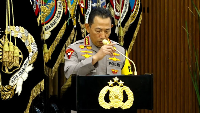Kapolri Jenderal Listyo Sigit Prabowo memberikan sambutan pada Rilis AKhir Tahun Polri 2025 di Mabes Polri, Jakarta, Selasa (30/12/2025). Foto: Youtube/ Divisi Humas Polri