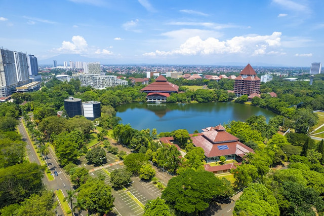 Ilustrasi Jalur Masuk PTN 2026. Unsplash.com/Ammar Andiko