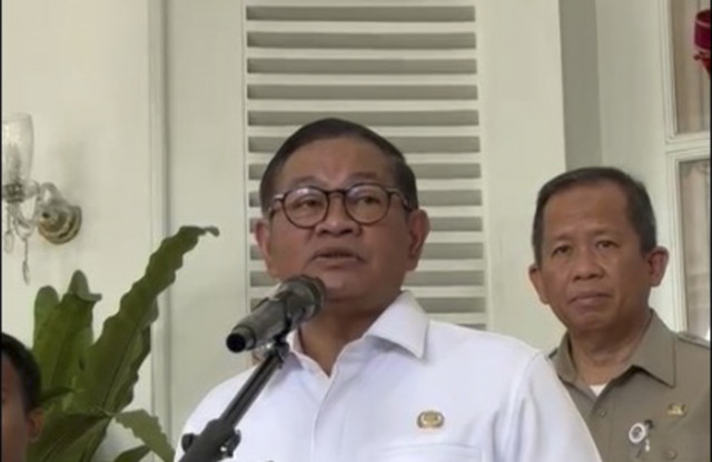 Gubernur DKI Jakarta Pramono Anung menyampaikan keterangan pers terkait soal Pemutihan Ijazah Tahap V Tahun 2025 di Balai Kota, Jakarta Pusat, Selasa (30/12/2025). Foto: Amira Nada Fauziyyah/kumparan