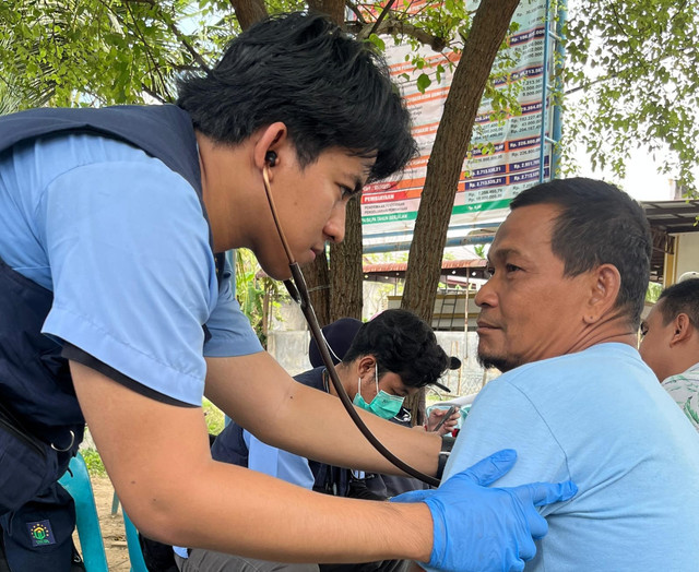 Pemeriksaan kesehatan oleh tim Unusa untuk korban bencana di Aceh. Foto: Istimewa