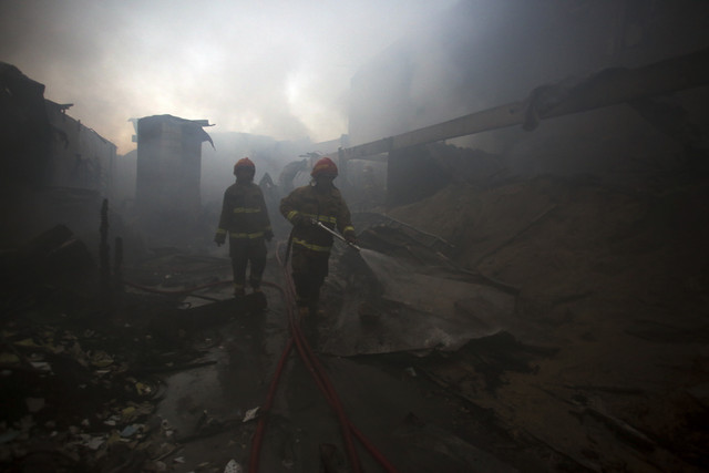 Damkar Tangsel saat melakukan pendinginan di Ciputat Timur, Selasa (30/12/2025). Foto: Muhammad Iqbal/ANTARA FOTO