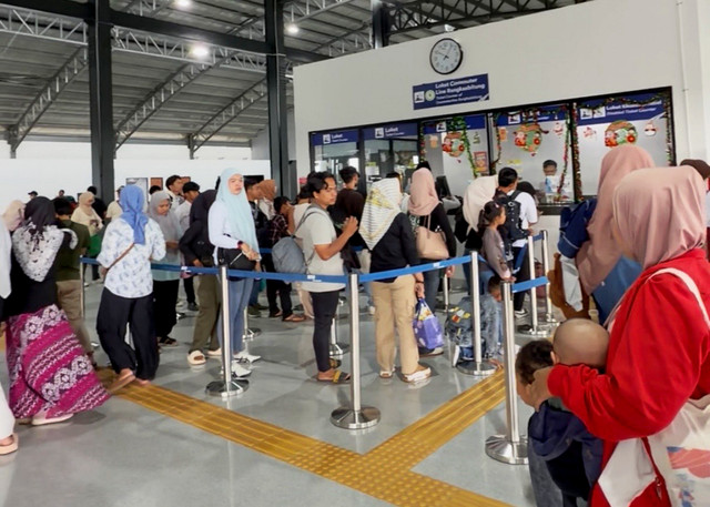 Suasana Stasiun Rangkasbitung jelang Libur Tahun Baru 2026 pada Selasa (30/12/2025). Foto: Najma Ramadhanya/kumparan