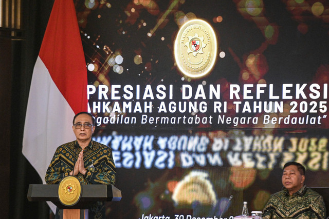 Ketua Mahkamah Agung (MA) Sunarto (kiri) menyampaikan paparan saat Apresiasi dan Refleksi Mahkamah Agung Tahun 2025 bertajuk Pengadilan Bermartabat, Negara Berdaulat di Mahkamah Agung, Jakarta, Selasa (30/12/2025). Foto: ANTARA FOTO/Sulthony Hasanuddin