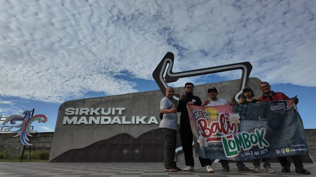 Agus bersama Polytron EV Rider (PEVR) dalam perjalanan touring Jakarta-Mandalika. Foto: Dok. Agus Santosa