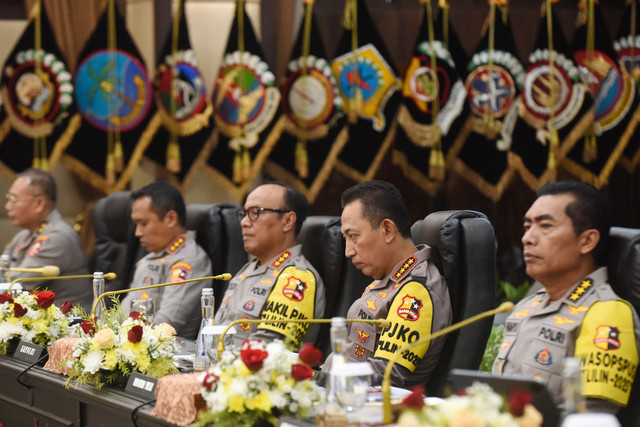 Kapolri Jenderal Pol. Listyo Sigit Prabowo (kanan) didampingi Wakapolri Komjen Pol. Dedi Prasetyo (tengah) dan jajaran bersiap menyampaikan paparan dalam Rilis Akhir Tahun 2025 Polri di Gedung Rupatama Mabes Polri, Jakarta, Selasa (30/12/2025). Foto: ANTARA FOTO/Indrianto Eko Suwarso