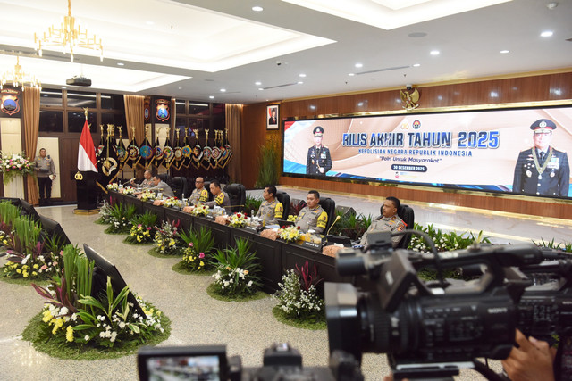 Kapolri Jenderal Pol. Listyo Sigit Prabowo (tengah) didampingi Wakapolri Komjen Pol. Dedi Prasetyo (ketiga kiri) dan jajaran bersiap menyampaikan paparan dalam Rilis Akhir Tahun 2025 Polri di Gedung Rupatama Mabes Polri, Jakarta, Selasa (30/12/2025). Foto: ANTARA FOTO/Indrianto Eko Suwarso