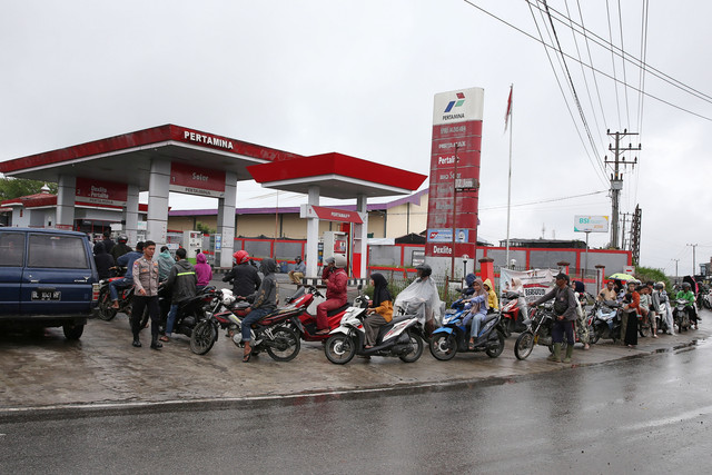 Warga antre mengisi bahan bakar untuk kendaraan pada salah satu SPBU di Pondok Baru, Bener Meriah, Aceh, Selasa (30/12/2025) Foto: ANTARA FOTO/Irwansyah Putra