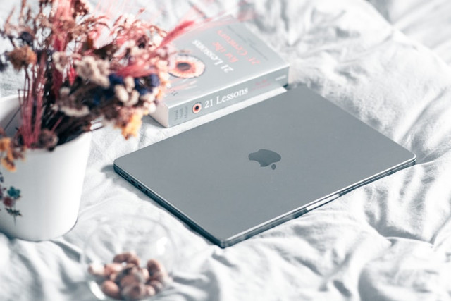 Ilustrasi MacBook M1. Foto: Unsplash