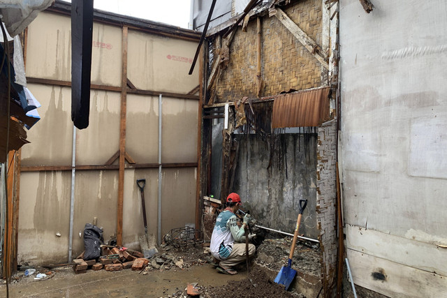 Rumah Diding Boneng yang berlokasi di RW 08 Kelurahan Pegangsaan, Menteng, Jakarta Pusat, mengalami kerusakan parah hingga ambruk akibat diterjang badai sejak Minggu (28/12/2025). Foto: Vincentius Mario/kumparan