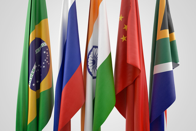 Bendera-bendera anggota BRICS https://pixabay.com/photos/flag-china-brazil-russia-3036169/