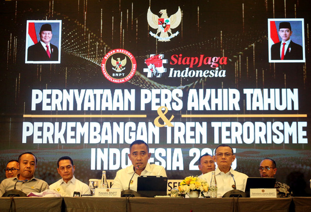 Kepala BNPT Komjen (Purn) Eddy Hartono didampingi Sestama BNPT Bangbang Surono dan Wakil Ketua KPAI Jasra Putra menyampaikan paparannya saat pernyataan pers akhir tahun dan perkembangan tren terorisme Indonesia 2025 di Jakarta, Selasa (30/12/2025). Foto: ANTARA FOTO/Muhammad Iqbal