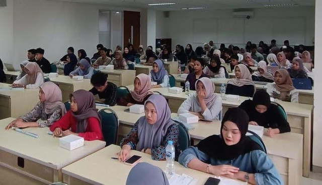 UHW Perbanas konsisten memberikan beasiswa penuh maupun parsial bagi generasi muda yang ingin lanjut ke perguruan tinggi. Dok : UHW Perbanas Surabaya