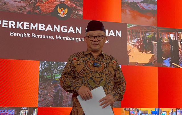 Menteri Pendidikan Dasar dan Menengah Abdul Mu'ti saat konferensi pers update penanganan bencana Sumatera di Graha BNPB, Matraman, Jakarta Timur, Selasa (30/12/2025). Foto: Nasywa Athifah/kumparan