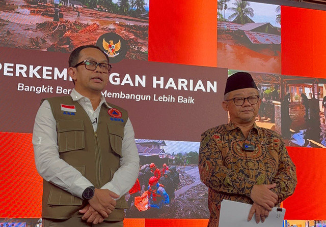 Komunikasi Kebencanaan BNPB Abdul Muhari dan Menteri Pendidikan Dasar dan Menengah Abdul Mu'ti dan Kepala Pusat Data, Informasi saat konferensi pers update penanganan bencana Sumatera di Graha BNPB, Matraman, Jakarta Timur, Selasa (30/12/2025). Foto: Nasywa Athifah/kumparan