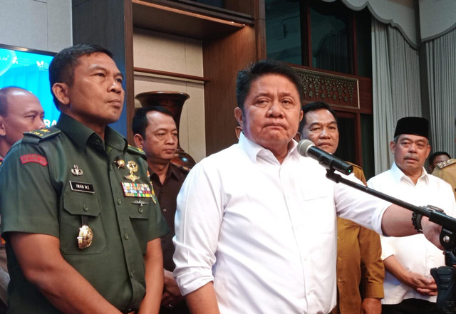 Gubernur Sumsel Herman Deru seusai usai menggelar rapat koordinasi kesiapan pemberlakuan angkutan batubara menggunakan jalan khusus pertambangan, di Griya Agung, Palembang Selasa (30/12/2025). Foto : Abdullah Toriq/Urban Id