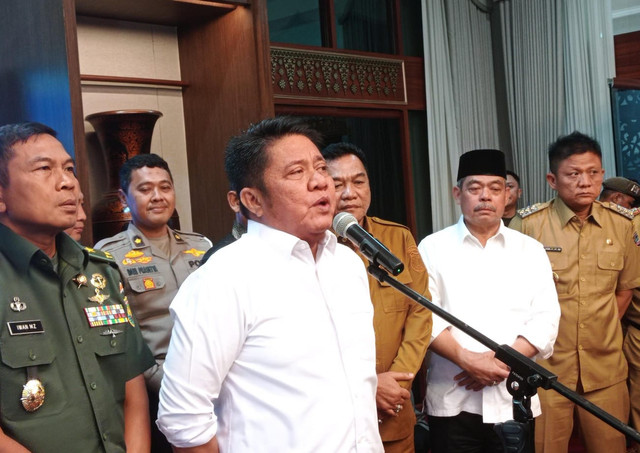 Gubernur Sumsel Herman Deru seusai usai menggelar rapat koordinasi kesiapan pemberlakuan angkutan batubara menggunakan jalan khusus pertambangan, di Griya Agung, Palembang Selasa (30/12/2025). Foto : Abdullah Toriq/Urban Id