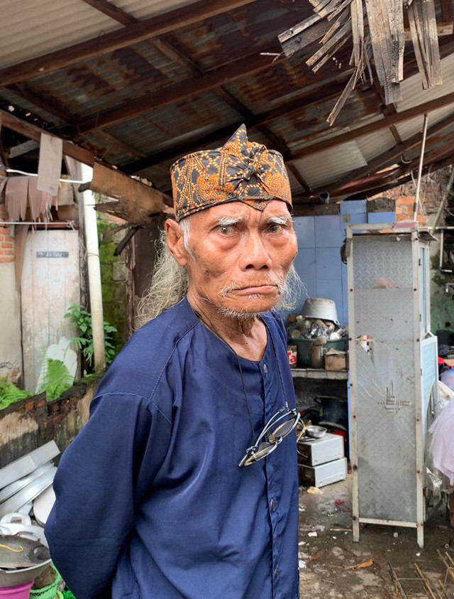 Aktor senior Diding Boneng ditemui di kediamannya di RW 08 Kelurahan Pegangsaan, Menteng, Jakarta Pusat, Selasa (30/12/2025). Foto: Vincentius Mario/kumparan