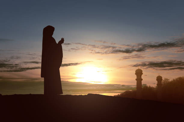 Seorang perempuan berdoa dikala senja foto by Pixabay