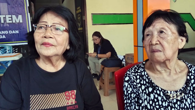 Keluarga korban kebakaran di Panti Werdha Damai Ranomuut Kota Manado, saat berada di RS Bhayangkara untuk diambil sampel DNA.